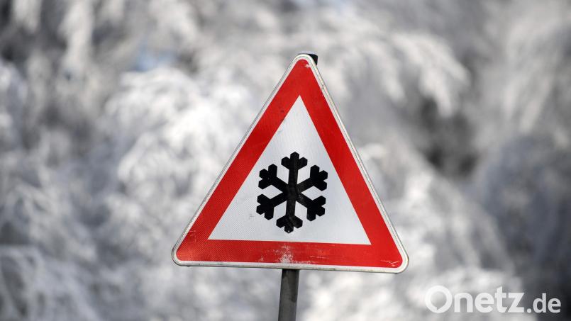 Ein Straßenschild warnt vor Glätte. Foto: Uwe Zucchi/Archiv Symbolbild: Uwe Zucchi