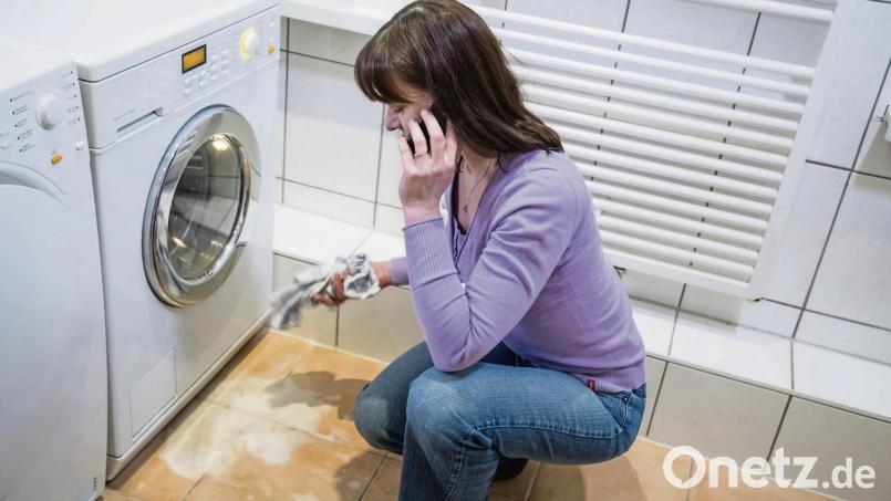 Ein Wasserschaden kann viele Ursachen haben. Zum Beispiel eine defekte Waschmaschine. Wichtig nach den ersten Sofortmaßnahmen: die Versicherung informieren. Symbolbild:  Christin Klose/dpa