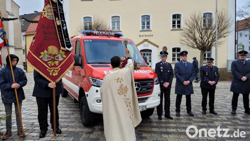 Pfarrer P. Georg Parampilthadathil segnete vor dem Rathaus das neue Mehrzweckfahrzeug der Feuerwehr Pfreimd im Beisein der Vorsitzenden Tobias Strehl und Markus Muntanjohl sowie der Kommandanten Philipp Auer und Hannes Menzl (von rechts nach links) Bild: hir