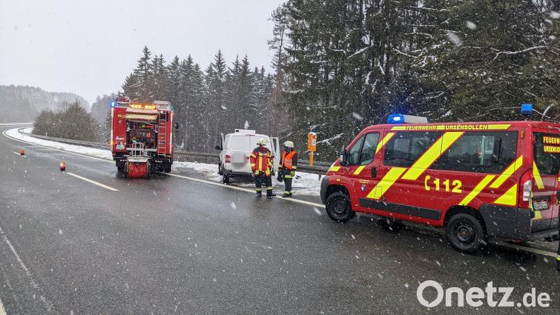 Auf der A6 bei Amberg hat es gekracht, der Autobahn-Abschnitt zwischen Amberg-West und Sulzbach-Rosenberg war deshalb am Sonntag zwei Stunden lang gesperrt. Bild: Jürgen Masching