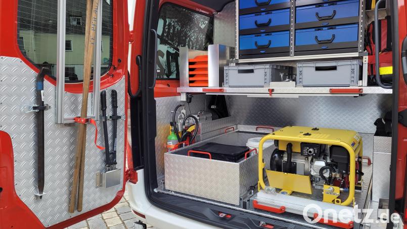 Daneben sind auch ein Stromaggregat an Bord und der neu angeschaffte Defibrillator wird die Ausrüstung vervollständigen. Bild: hir