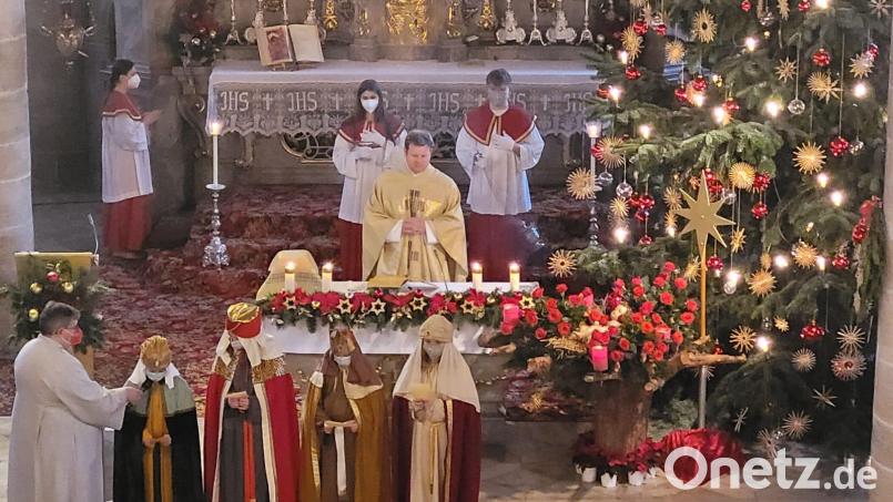 „Wir bitten euch, helft den Kindern in Not, so vielen von ihnen fehlt das tägliche Brot“, sagte einer der Heiligen Die Könige bei der Segensspendung in der Stadtpfarrkirche. Bild: jzk
