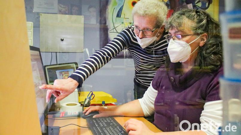 Gemeinsam bei der Arbeit: Kathrin Stangl (rechts) und die scheidende Büchereileiterin Karin Schieder (links). Bild: Rebecca Kostanjevec/exb