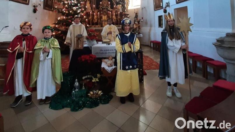 Zusammen mit den Sternsingern feierten Diakon Rudolf Hoffmann (hintere Reihe, von links) und Pfarrer Anish George am Fest der Heiligen Drei Könige den Festgottesdienst in der Pfarrkirche in Ebnath. Bild: soj