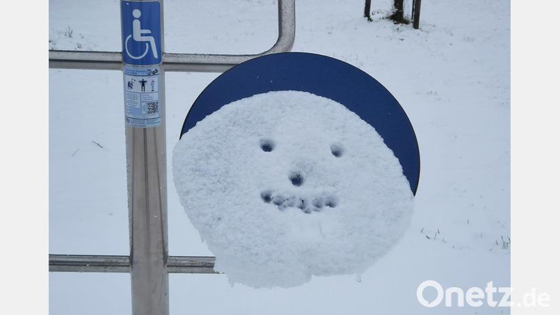 Wir haben doch noch was zu lachen! Ein lustiges Schneegesicht grüßt vom Fitness-Parcours in den Vilsauen. Bild: rha