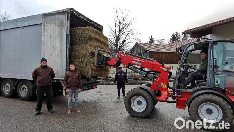 Nachdem der letzte Heuballen im Lastwagen verstaut war, machten sich vier Brummifahrer aus dem Landkreis-Osten auf den Weg nach Nordrhein-Westfalen. Bild: gz