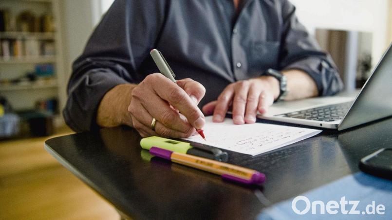 Wer sich für 2022 Notizen zu Home-Office-Tagen im Kalender macht, kann leichter belegen, wann er oder sie zu Hause gearbeitet hat. Symbolbild: Finn Winkler/dpa