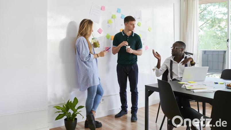 Wer als junger Mensch ein Unternehmen gründen möchte, braucht nicht nur gute Ideen, sondern auch Business-Wissen. Bild: Ivan Gener/Westend61/dpa