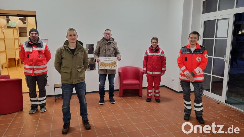 Florian Eibl (links) und Thomas Rauch sammeln fleißig für ihr Fahrzeug, Sabine Wittmann investiert in die Ausrüstung. Die Helfer vor Ort und die Wasserwacht danken Christian Bösl (Zweiter von links) und Benny Walberer für die Spende. Bild: ffz
