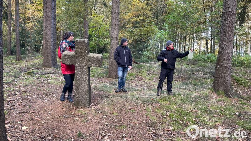 Ob auch dieses Kreuz bei der fingierten Grenze in der Umgebung von Waldsassen eine Rolle spielte? Maria Oberleitner, André Gießübl und Florian Wein (von links) sind noch dabei, dieses Detail bis zur &quot;Zeitreise&quot; abzuklären. Bild: Freya Fehse/exb