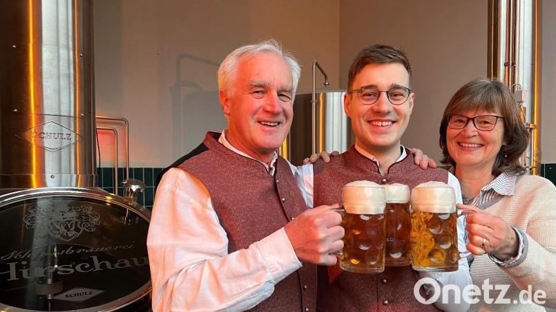 Vater Franz Dorfner (von links) stößt mit seinem Sohn Sebastian und seiner Frau Johanna auf die gelungene Übergabe der Schlossbrauerei in Hirschau an. Bild: u