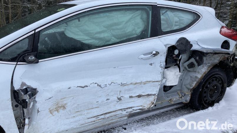 Der Fahrer dieses Kia kam ins Schleudern und rutschte quer zur Fahrbahn in einen entgegenkommenden Wagen. Bild: PI NEW/exb