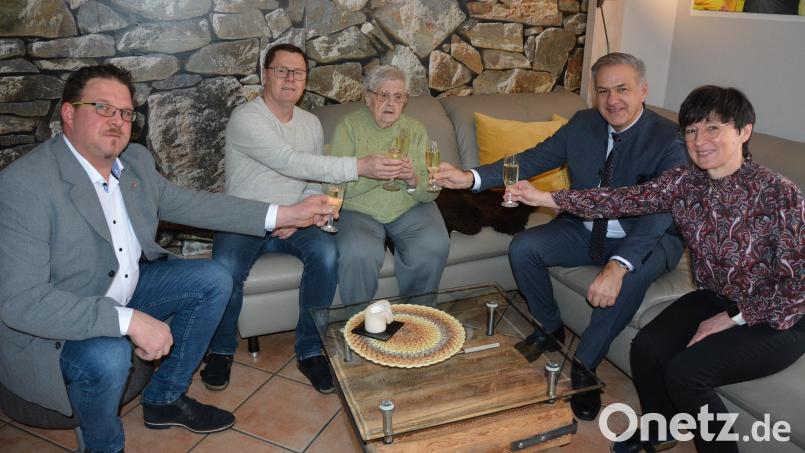 Luise Schmelzer (Mitte) feierte am Samstag ihren 100. Geburtstag. Dazu gratulierten neben Sohn Gerhard (Zweiter von links) und Schwiegertochter Annette auch Bürgermeister Stephan Schübel (links) und Landrat Roland Grillmeier. Bild: jr