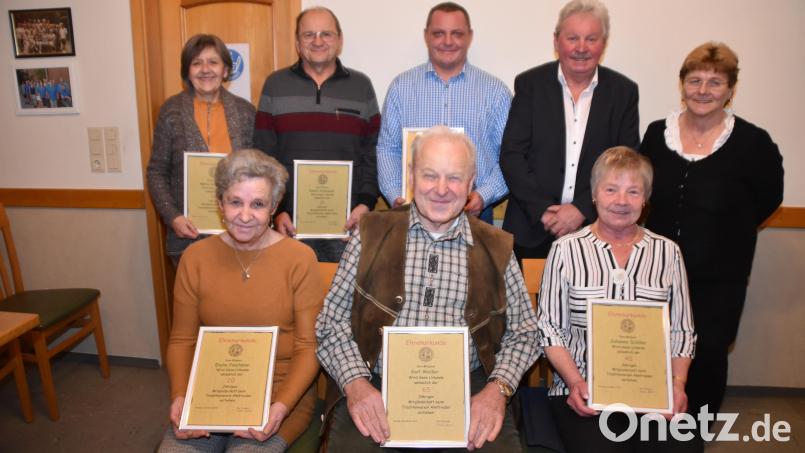 Karl Weißer (vorne Mitte) ist 65 Jahre beim Trachtenverein &quot;Almfrieden&quot;. Im Bild sind außerdem die weiteren Geehrten sowie Schriftführerin Erna Ermer und Stadtrat Hans Forster (stehend von rechts) zu sehen. Bild: hcz