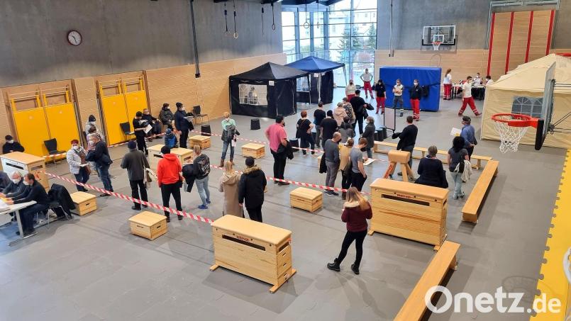 In der Neunburger Grundschule wurden die Impfwilligen mit einfachen Mitteln in die richtige Bahn gelenkt. Bild: Partick Wolf/exb