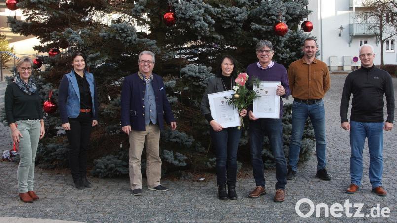 Auf 25 Jahre Dienst an der Grund- und Mittelschule blickt das Hausmeister-Ehepaar Andrea und Karl-Heinz Kohl (mit Urkunden) zurück. Zum Jubiläum gratulierten (von rechts) Geschäftsleiter Thomas Weiß und Martin Förster sowie (von links) Anita Weber-Tretter, Grundschulrektorin Inge Dick und Bürgermeister Toni Dutz. Bild: wro