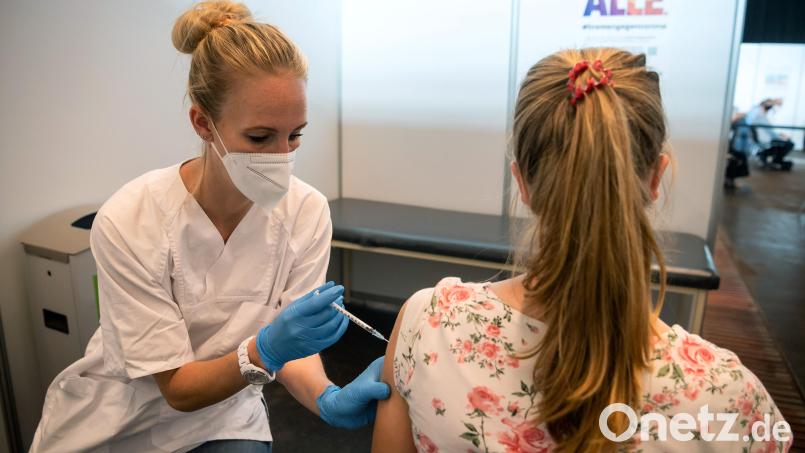 Die 15-jährige Clara wird in einem Impfzentrum geimpft. Am 27. Dezember hat Bundesgesundheitsminister Karl Lauterbach (SPD) noch einmal klargestellt, dass auch Jugendliche geboostert werden können. Bild: Sina Schuldt