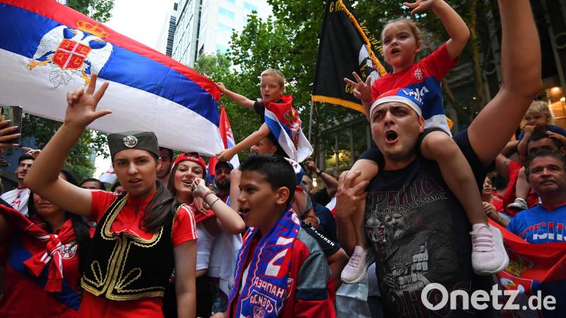 In Melbourne gingen Anhänger von Novak Djokovic auf die Straße und demonstrierten für ihr Idol. Bild: James Ross
