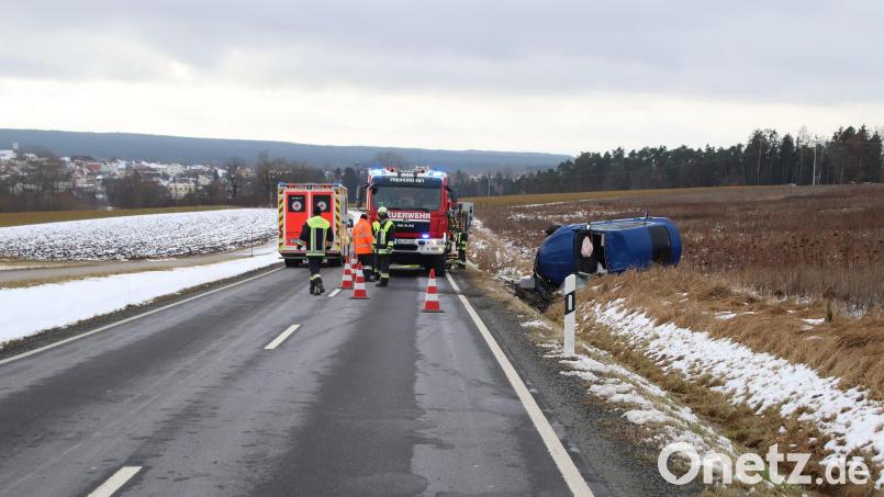 Die Einsatzkräfte sperrten die Staatsstraße bei Freihung kurzzeitig vollständig. Bild: jma
