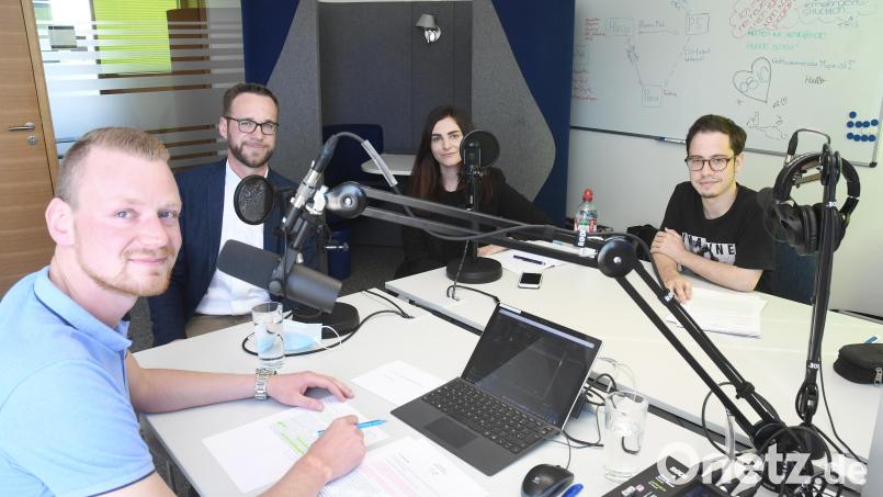 Die Moderatoren Tobias Gräf (links) und Florian Bindl (rechts) haben im Podcast-Studio von Oberpfalz-Medien in Weiden darauf geachtet, dass sich Kaplan Lucas Lobmeier und Kirchenkritikerin Vanessa Lutz fair &quot;fetzen&quot;. Bild: Gabi Schönberger