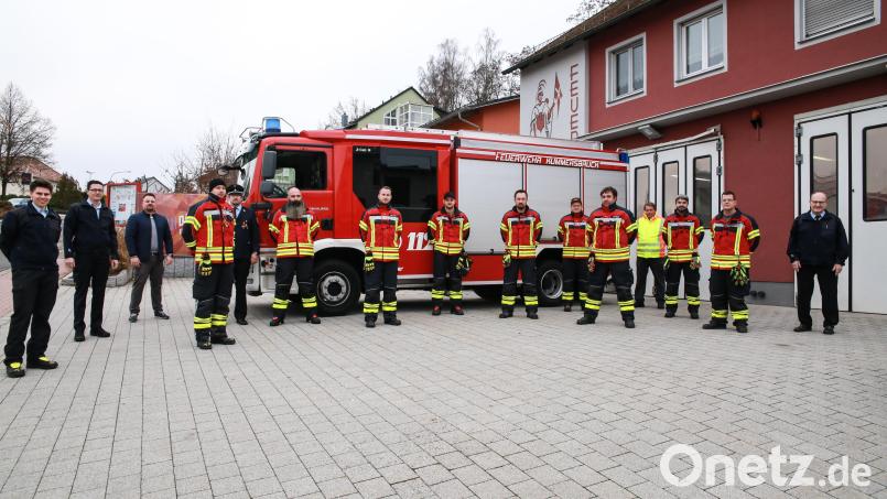 Die zehn neuen Piloten mit den Kreisbrandmeistern Dominik Ernst und Armin Daubenmerkl, Christopher Richter (Verantwortlich für Drohne bei der FFW Kümmersbruck), Kommandant Alwin Holzner (FFW Kümmersbruck, hintere Reihe, von links) und Kreisbrandinspektor Hubert Blödt (rechts) mit Ausbilder Michael Klingsöhr (Vierter von rechts). Bild: egl