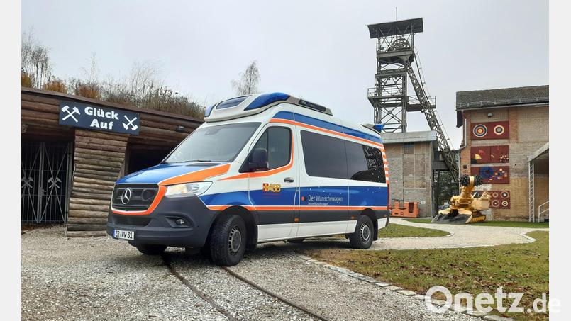 Der ASB-Wünschewagen, hier auf dem Gelände des Bergwerksmuseums Maffei in Auerbach, wird von Ehrenamtlichen besetzt. Spenden decken den Finanzbedarf. Bild: ASB-Regionalverband Jura/exb