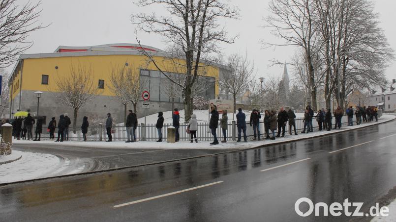 Trotz winterlicher Temperaturen standen am Samstagvormittag Menschen entlang des Stadtparks, um eine Impfung zu erhalten. Bild: fks