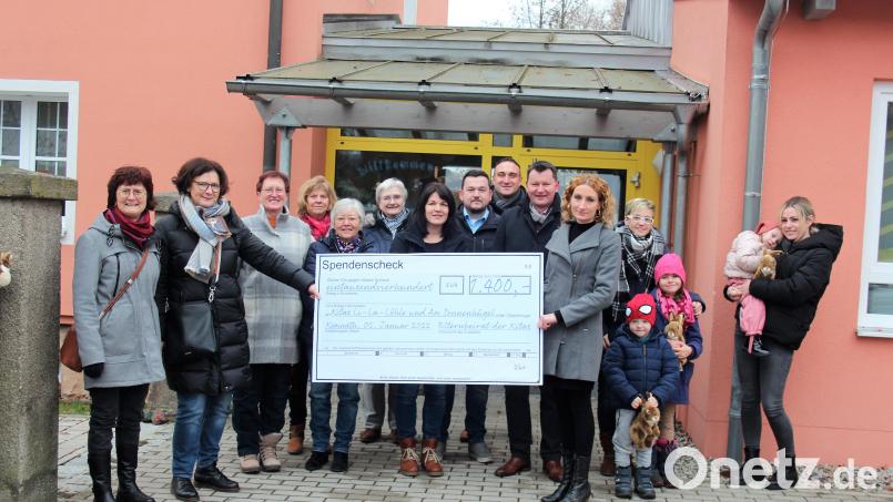 Steffi Veigl vom Elternbeirat überreichte den Scheck in Anwesenheit vieler Spender an KITA-Gesamtleiterin Angelika Lober (Zweite von links). Bild: stg