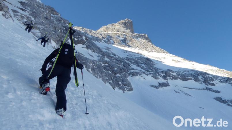 Skitourengeher sind unterwegs: Wegen dem steilen Gelände tragen sie die Ski auf dem Rücken und nutzen Pickel und Steigeisen. Symbolbild: Angelika Warmuth