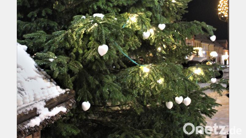 Schneeherzen hatten bislang den Kemnather Christbaum noch nicht geschmückt. Bild: stg