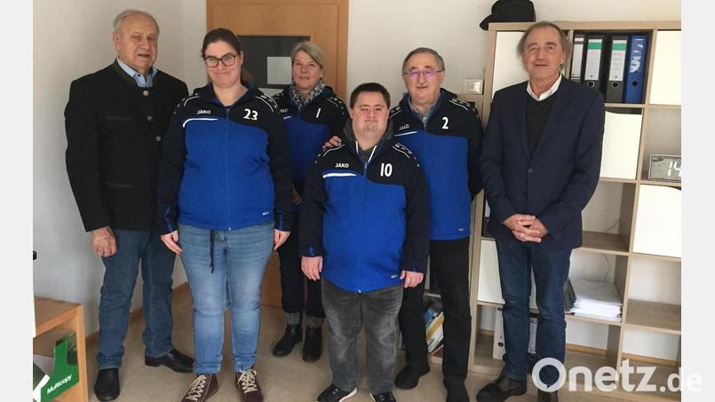 Altlandrat Hans Schuierer (links) und Stiftungs-Vorsitzender Franz Schindler (rechts) übergaben die Spende der Schuierer-Stiftung an Katrin Kraus, Maria Kraus, Michael und Gisbert Gotz von den &quot;Schwandorf Tigers&quot;. Bild: Ulrike Roidl/exb