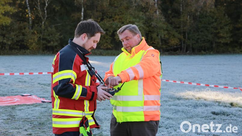 Ausbilder Michael Klingsöhr (rechts) erklärt Florian Gassner (links) die Fernbedienung des Multicopters. Bild: egl