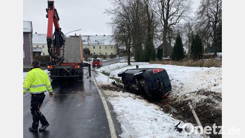 Nach dem Unfall bei Kühbach musste der Skoda am Sonntagnachmittag aus dem Graben herausgezogen werden. Bild: PI NEW/exb