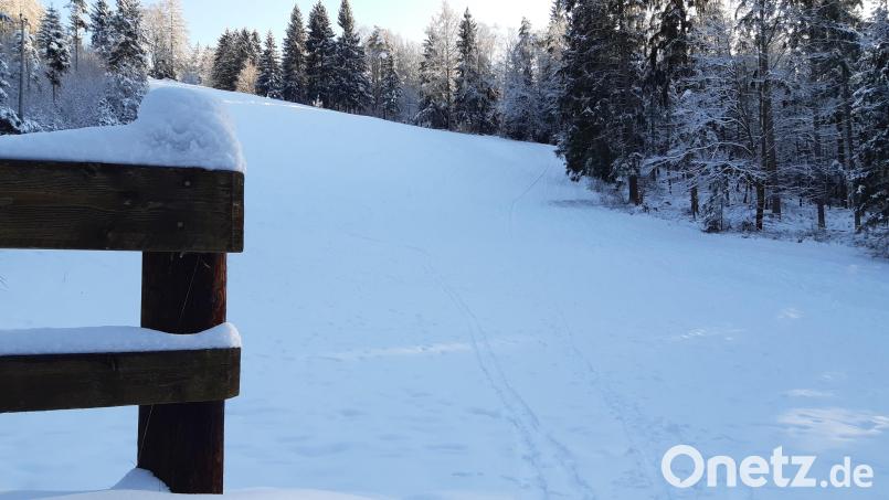 Die Abfahrt am Wurmstein in Flossenbürg präsentiert sich am Freitagnachmittag tiefverschneit. Um Hang und Lift zu öffnen, reicht die Schneedecke noch nicht aus. Bild: Lowak