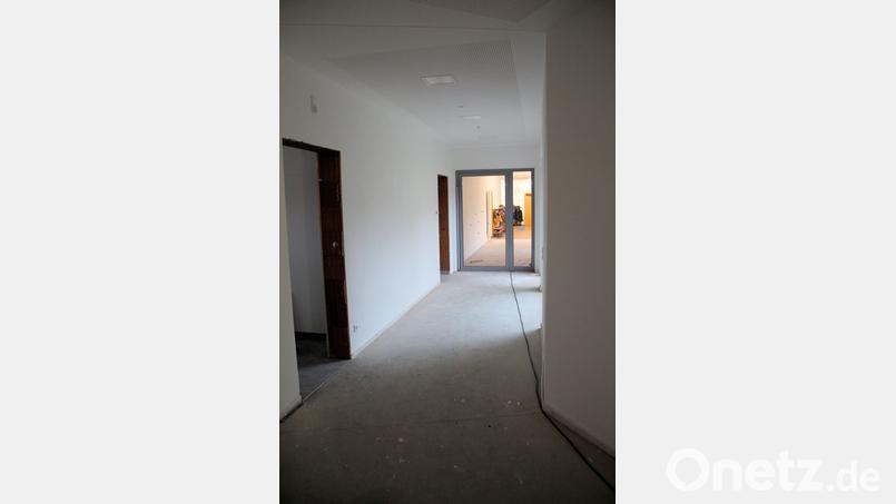 Ein breiter Gang führt vom Alt- hinüber in den Neubau des Schmidmühlener Kindergartens. Bild: bjo