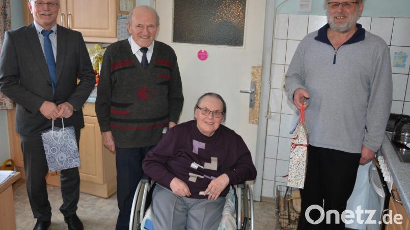 Seinen 85. Geburtstag feierte am Samstag Josef Scharf (Zweiter von links). Dazu gratulierten neben seiner Ehefrau Gabriele auch Bürgermeister Max Bindl (links) und Pfarrseelsorger Pater Benedikt Leitmayr. Bild: jr