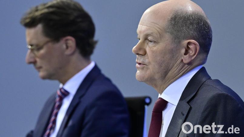 Bundeskanzler Olaf Scholz (SPD, r) spricht auf einer Pressekonferenz nach einem Treffen der Ministerpräsidenten mit der Bundesregierung. Links Hendrik Wüst (CDU), Ministerpräsident von Nordrhein-Westfalen. Bild: John Macdougall/dpa