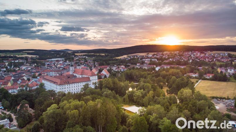 Nach dem Willen von Bürgermeister Bernd Sommer soll die Stadt Waldsassen auch in den nächsten Jahren noch zukunftsfähig bleiben – selbst wenn die Einwohnerzahlen stagnieren und deshalb die Ausweisung von Bauland problematisch werden könnte. Die Strategie dafür hat der Rathauschef um den Jahreswechsel herum entwickelt, umgesetzt werden soll sie mit dem Ausschuss für Umwelt, Bauleitplanung und Stadtentwicklung. Bild: Matthias Kunz/exb
