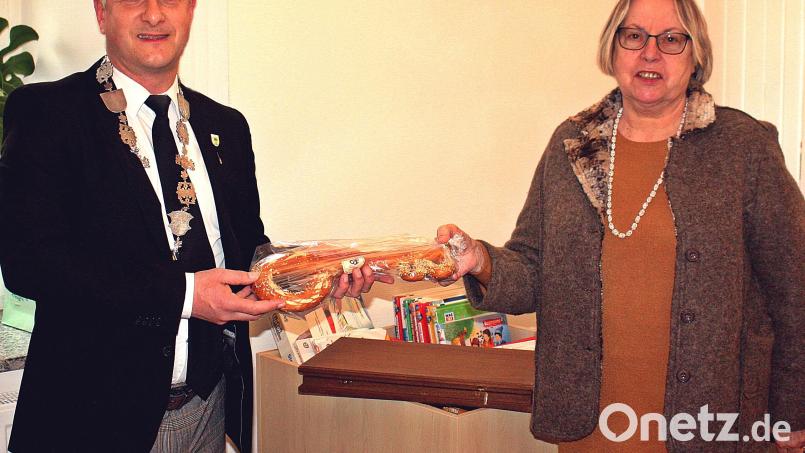 Bürgermeister Dietmar Schaller überreicht der Büchereileiterin Agnes Mächtl den symbolischen Schlüssel Bild: zer
