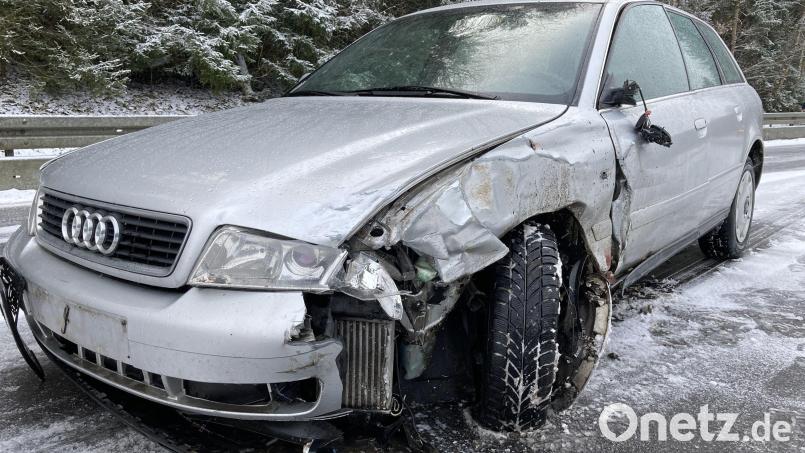 Der Audi-Lenker konnte den Unfall auf glatter Straße zwischen Bergnetsreuth und Theisseil nicht verhindern. Bild: PI NEW/exb