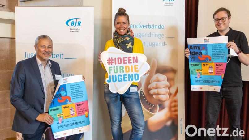 Freuen sich auf viele Einsendungen: Kreisjugendringvorsitzender Jürgen Preisinger, BJR-Vizepräsidentin Ilona Schuhmacher und Bezirksjugendring-Vorsitzender Philipp Seitz freuen sich auf viele Einsendungen. Bild: Patrick Wolf/exb