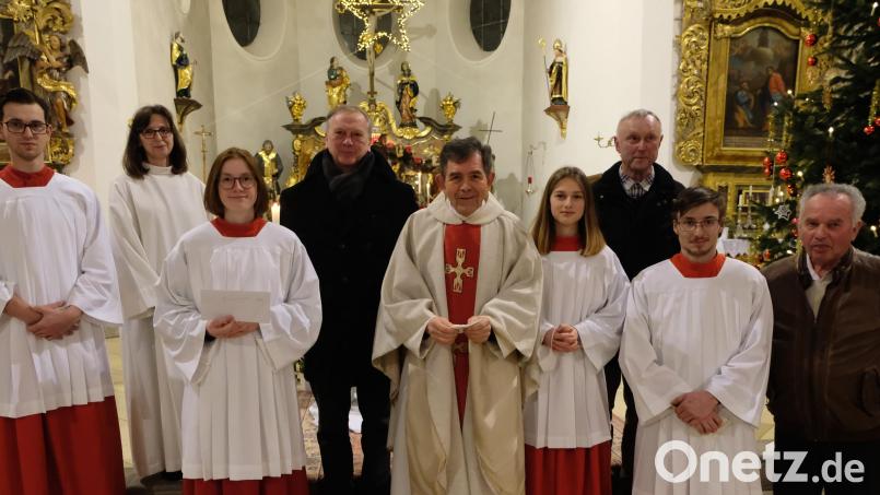 Eine sinnvolle Verwendung fand der noch vorhandene Reingewinn aus der letzten Altkleidersammlung des Katholischen Männervereins durch die Spende an die katholische und evangelische Pfarrgemeinde und an die Ministranten. Von links: Lorenz Kraus, Kommunionhelferin Elisabeth Lehner, Oberministrantin Helen Noetzel, 2. Vorsitzender Martin Landgraf, Pfarrer Max Früchtl, Thea Kraus, Mesner Herbert Riedel, Martin Wolfinger und Organisator Helmut Weig. Bild: le