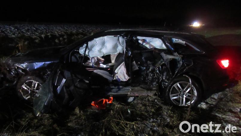 Die Polizei spricht von einem Wunder, dass auch die Insassen dieses Autos bei dem Unfall nur leicht verletzt wurden. Bild: PI NEW/exb