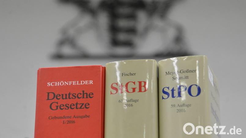 Ein Loblied auf die Gerichtsbarkeit in Deutschland stimmt ein 25-Jähriger nach seinem Verfahren am Amtsgericht Amberg an. Symbolbild: Franziska Kraufmann/dpa