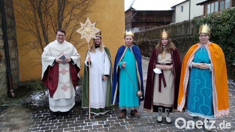 Eine der zwei Gruppen mit Sternträger, die Pfarrer Udo Klösel am Dreikönigstag aussandte. Bild: gi