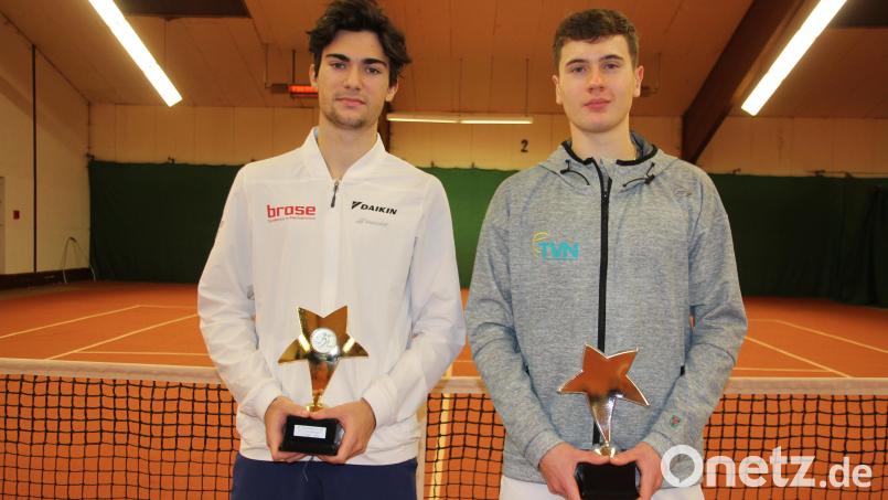 Alen Mujakic (links) vom GW Luitpoldpark München gewann das 35. Dreikönigsturnier des TC Tirschenreuth mit einem 6:3, 4:6 und 10:1 gegen Aaron James Williams (rechts) vom Tennisclub Bredeney., Von beiden Spielern wird man sicherlich noch einiges hören, beide sind erst jeweils 18 Jahre alt. Bild: kro