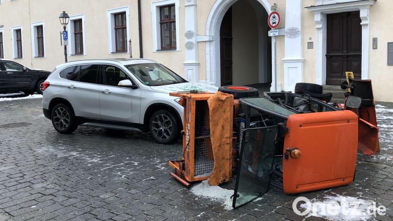 Auf dem Malteserplatz in Amberg hat ein Autofahrer ein kleineres Räumfahrzeug gerammt. Bild: Polizeiinspektion Amberg/exb