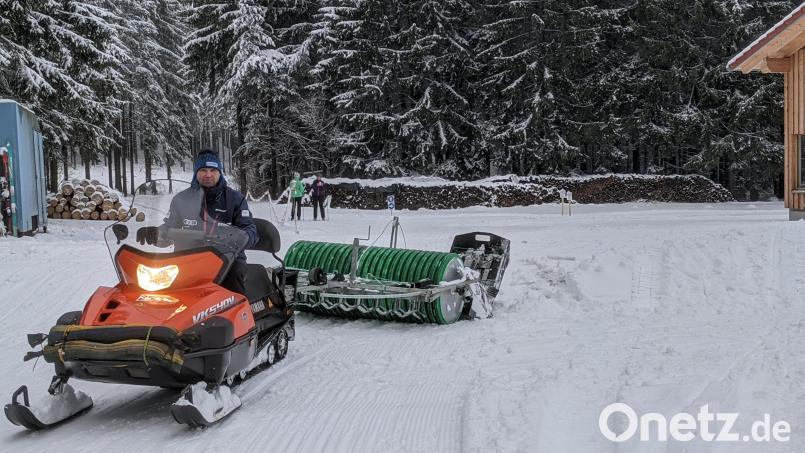 Toni Flöttl auf dem Motorschlitten hat das Langlauf-Gen im Blut. Auch deswegen sind die Loipen im Nordic Sport Centrum Schönsee-Rosenhof in Schwand auch so perfekt präpariert. Bild: eib