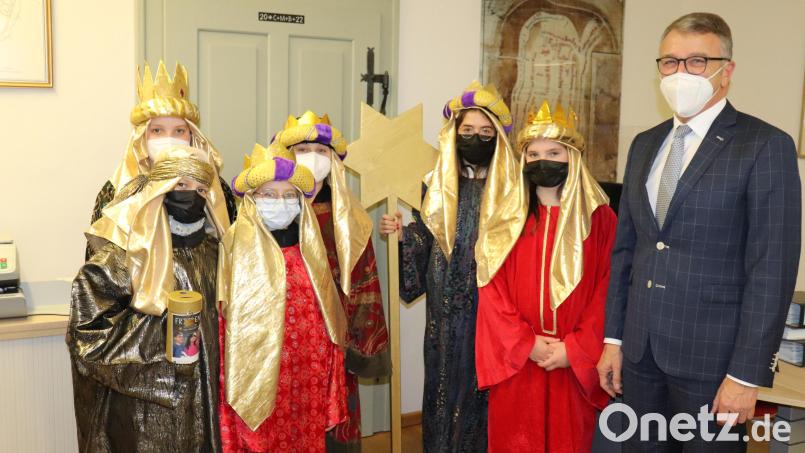 Auch dem Tirschenreuther Rathaus statteten die Sternsinger einen Besuch ab, wo sie von Bürgermeister Franz Stahl (rechts) mit einer Spende empfangen wurden. Den Segensspruch &quot;C+M+B&quot; schrieben sie an seine Bürotüre. Bild: Mirko Streich/Stadt Tirschenreuth/exb