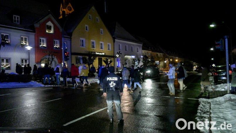 Zu einem sogenannten &quot;Spaziergang&quot; trafen sich rund 380 Bürger in Erbendorf. Bild: rw